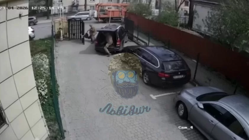 Інцидент із ТЦК у Львові: жінка потрапила під авто / Скриншот