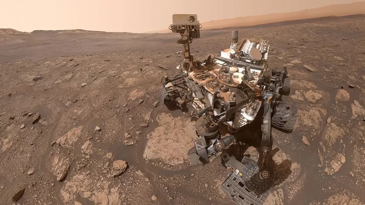 Марсоход Curiosity NASA сделал это селфи 25 октября 2020 года после отбора образца породы в месте, получившем название Mary Anning. После многолетнего тщательного анализа в этом образце было обнаружено самое большое разнообразие органических молекул, которое когда-либо обнаруживалось на Марсе. Фото: NASA/JPL-Caltech/MSSS