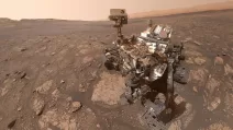 Марсохід Curiosity NASA зробив це селфі 25 жовтня 2020 року після відбору зразка породи з місця, яке отримало назву Mary Anning. Після багаторічного ретельного аналізу цей зразок виявив найбільше різноманіття органічних молекул, яке коли-небудь було виявлено на Марсі Фото: NASA/JPL-Caltech/MSSS