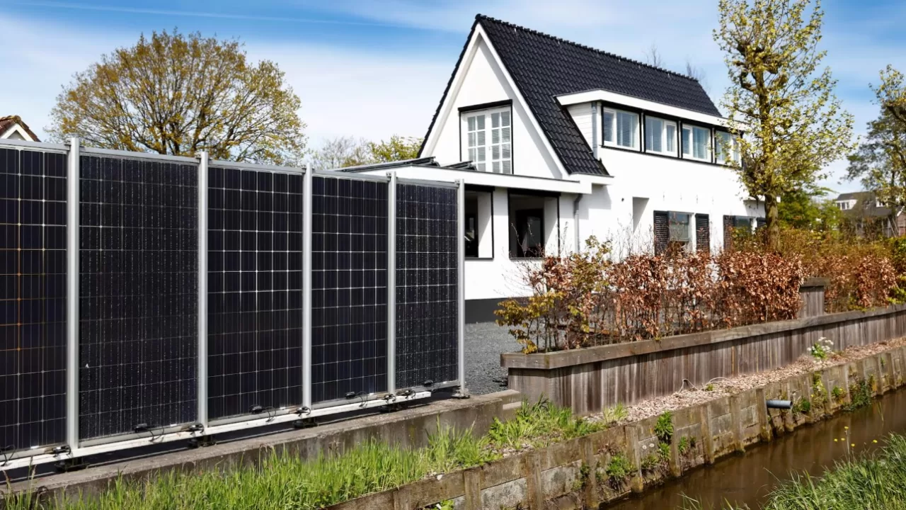 В Амстердамі (Нідерланди) вздовж саду стоїть огорожа з сонячних панелей / Фото: REUTERS