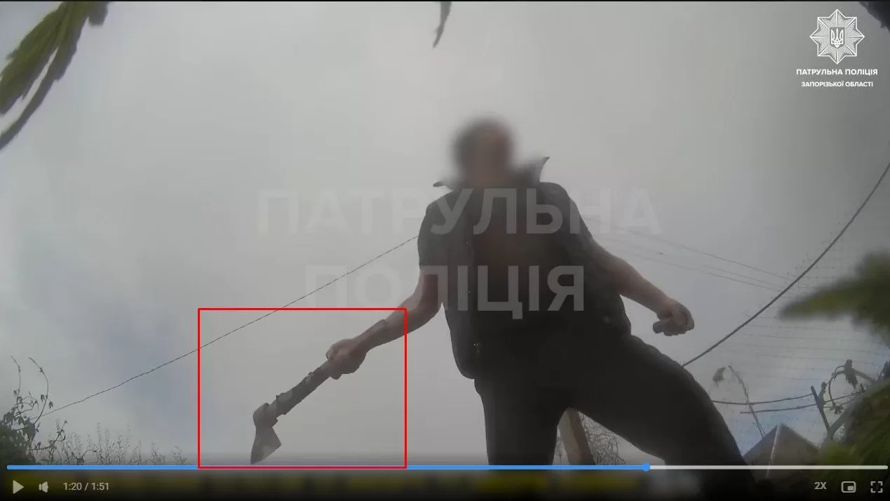 Скріншот відео з бодікамери патрульного