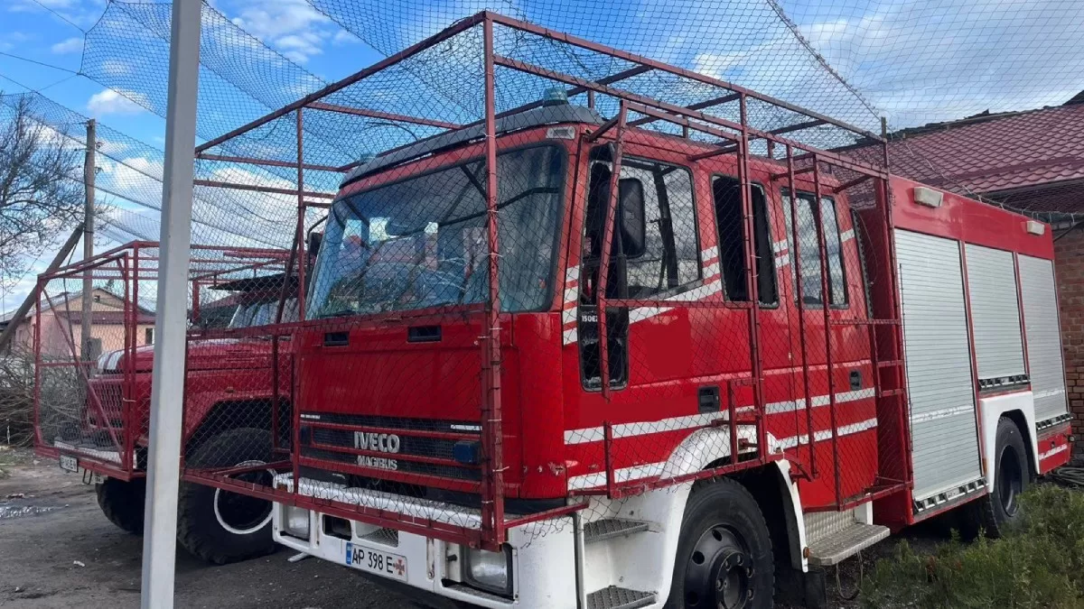 Внаслідок удару пошкоджена пожежна техніка / Фото ДСНС