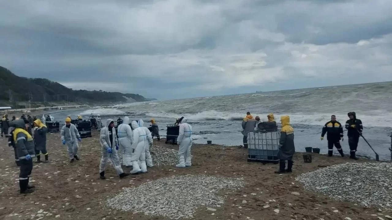 Нефть вынесло на Центральный пляж Туапсе / Фото x.com/astrapress_ru