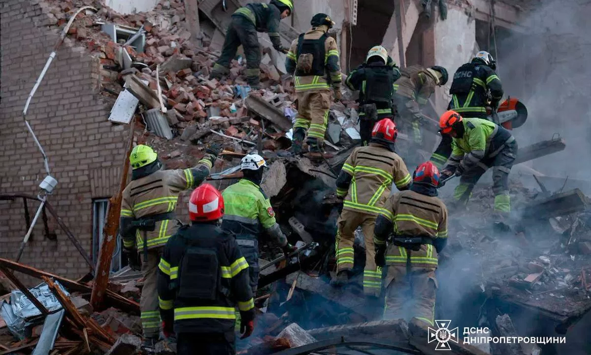 МВД раскрыло подробности массированного удара: разрушенный подъезд и десятки пострадавших / Фото: ГСЧС