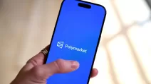 Логотип Polymarket на смартфоні / Фото: Габбі Джонс/Bloomberg