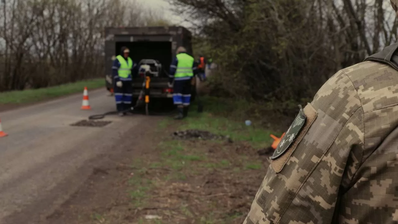 Розпочалися роботи на дорогах прифронтових областей у 40-кілометровій зоні від лінії бойового зіткнення / Фото: t.me/svyrydenkoy