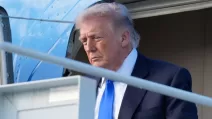 Президент Дональд Трамп прибывает на борту самолета Air Force One в международный аэропорт Палм-Бич в Вест-Палм-Бич, штат Флорида, в пятницу, 24 апреля 2026 года / Фото: Мануэль Балсе Сенета/AP