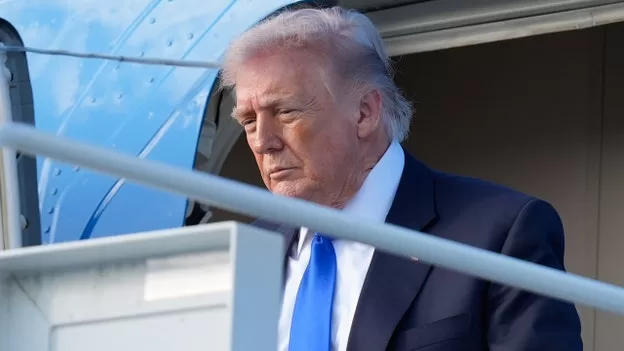 Президент Дональд Трамп прибывает на борту самолета Air Force One в международный аэропорт Палм-Бич в Вест-Палм-Бич, штат Флорида, в пятницу, 24 апреля 2026 года / Фото: Мануэль Балсе Сенета/AP