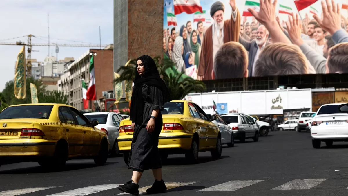 Женщина проходит мимо рекламного щита с изображением верховного лидера Ирана аятоллы Али Хаменеи в Тегеране, Иран, 27 апреля 2026 года / Фото Reuters
