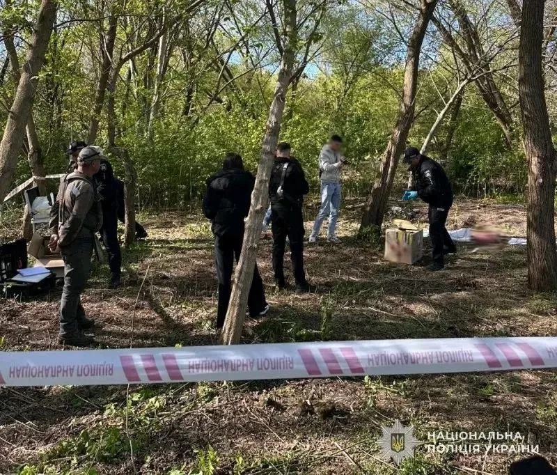Полиция на месте обнаружения тела младенца / Фото: ГУНП во Львовской области