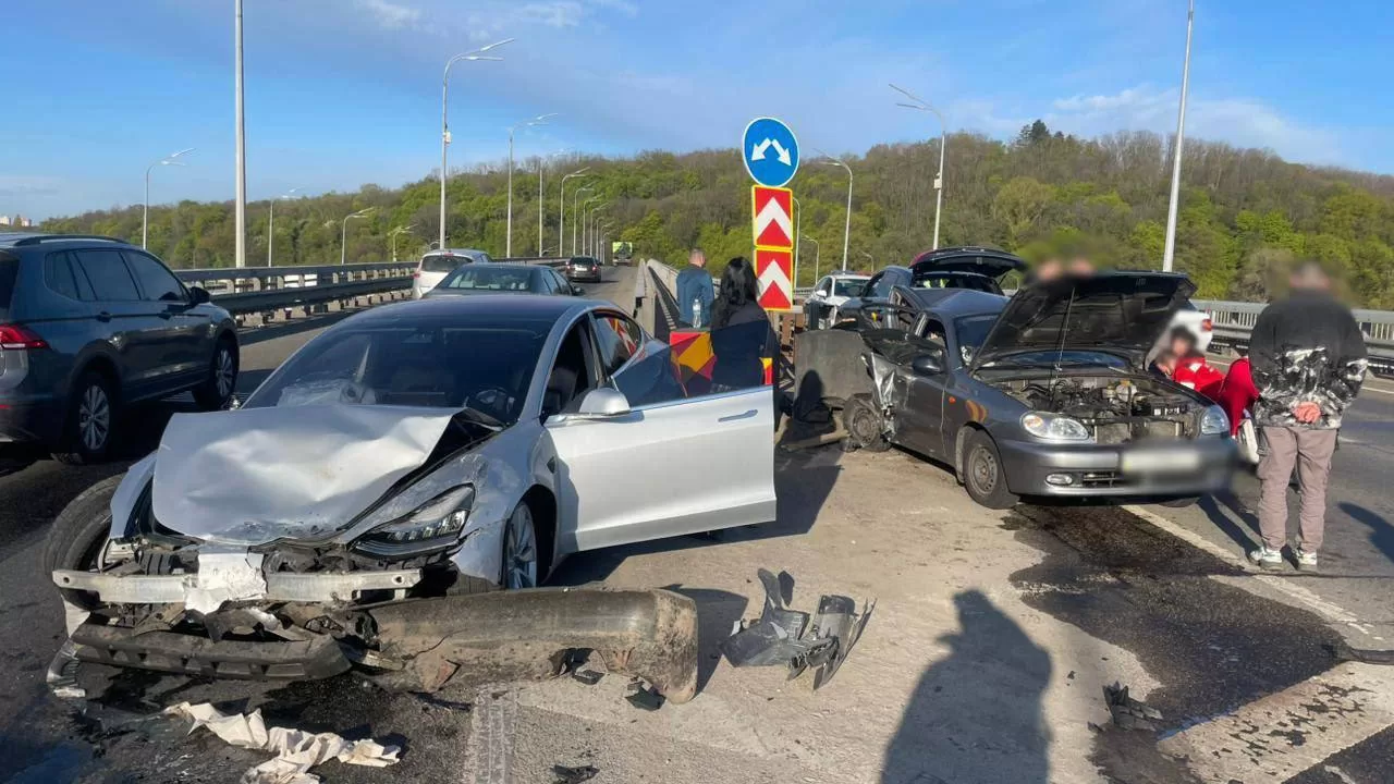 В Киеве на Дарницком мосту произошло ДТП со смертельным исходом / Фото: Нацполиция