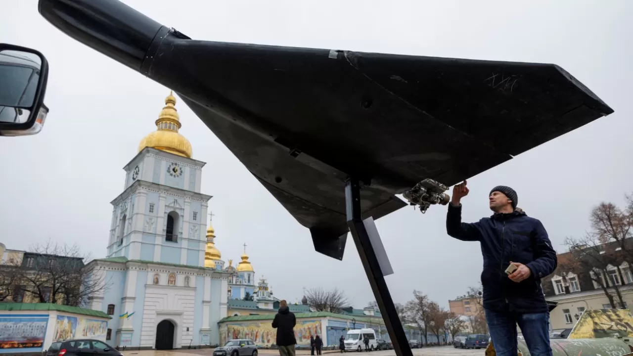 В Киеве мужчина прикасается к российско-иранскому беспилотнику-камикадзе «Шахед-136» (Geran-2), установленному перед собором Святого Михаила в рамках выставки, на которой представлены уничтоженные российские военные машины и вооружение, на фоне российского вторжения в Украину, 26 ноября 2025 года / Фото: REUTERS/Валентин Огиренко