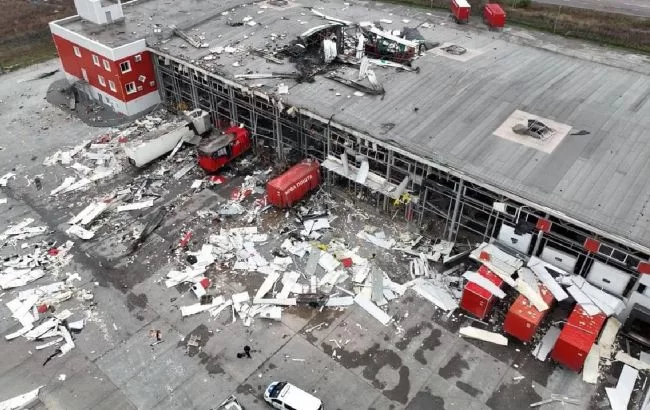 Разрушенный терминал «Новой почты» / Фото: facebook.com/Сергей Болвинов