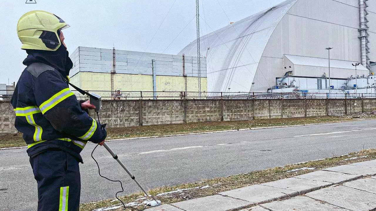 Рятувальник біля ЧАЕС 14 лютого 2025 року / Фото: ДСНС