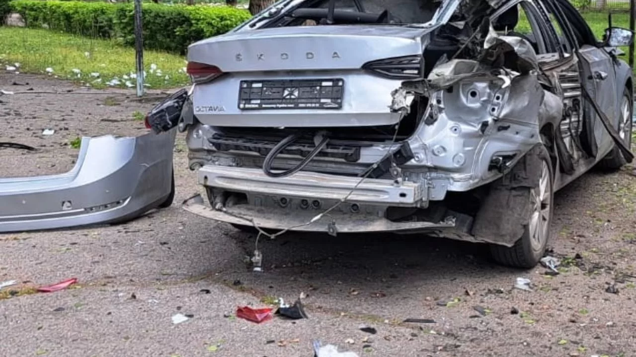 Уничтоженный обстрелом автомобиль / Фото: Днепропетровский областной совет