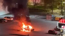 Автівка, яка спалахнула на парковці у Харкові / Фото: Харьков life 