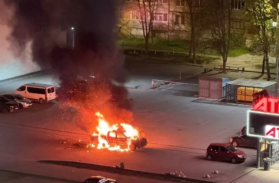 Горящая машина на парковке в Харькове / Фото: Харьков life