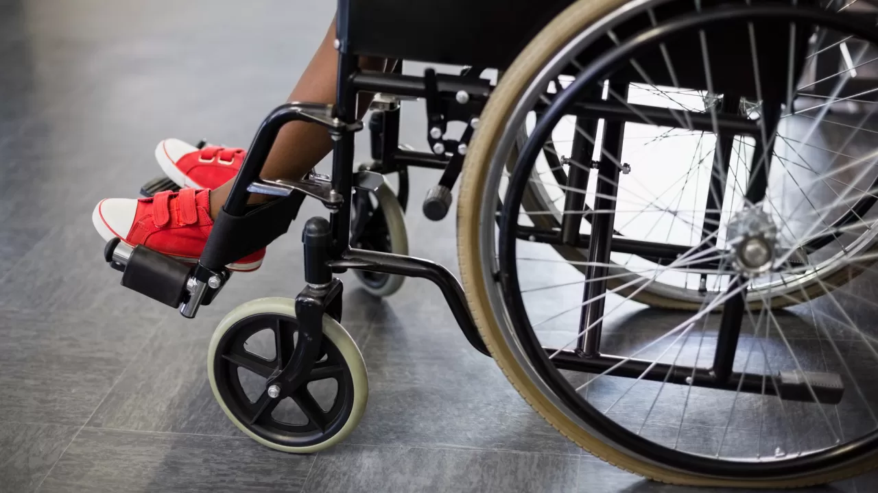 Ребенок в инвалидной коляске / Фото: depositphotos