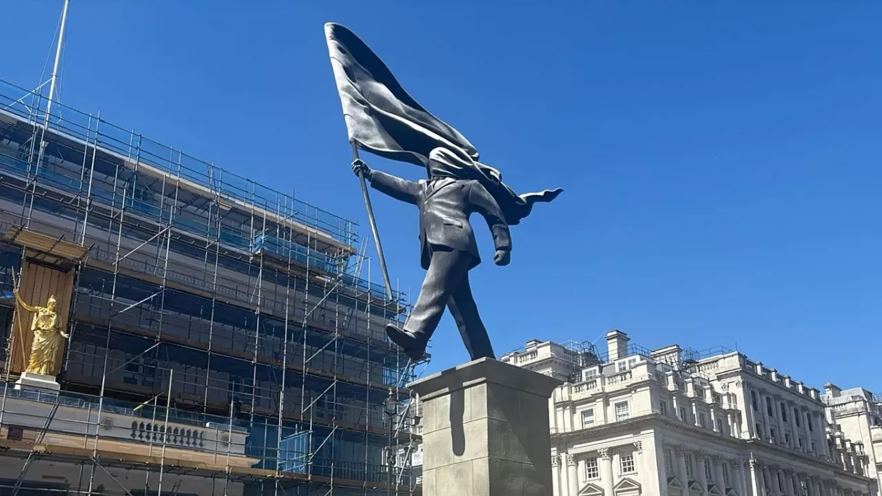 Статуя Бэнкси в Лондоне / Фото: euronews.com