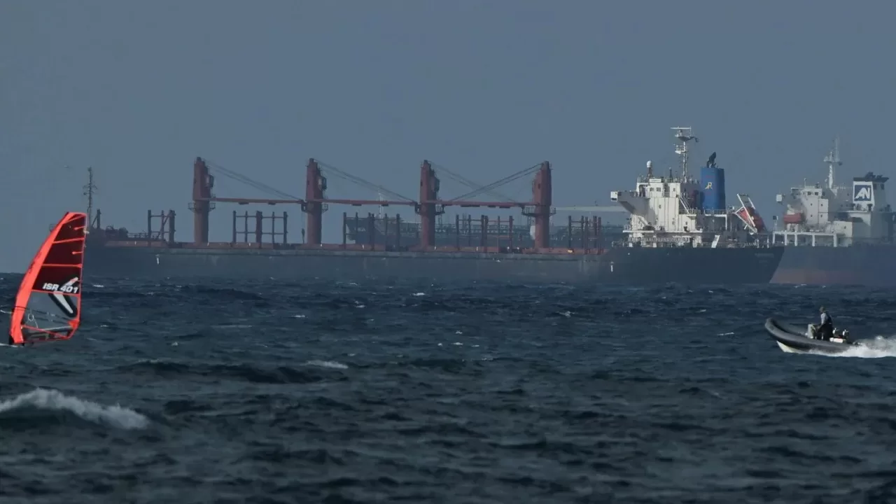 Судно Panormitis возле порта Хайфы / Фото: Рами Шлуш