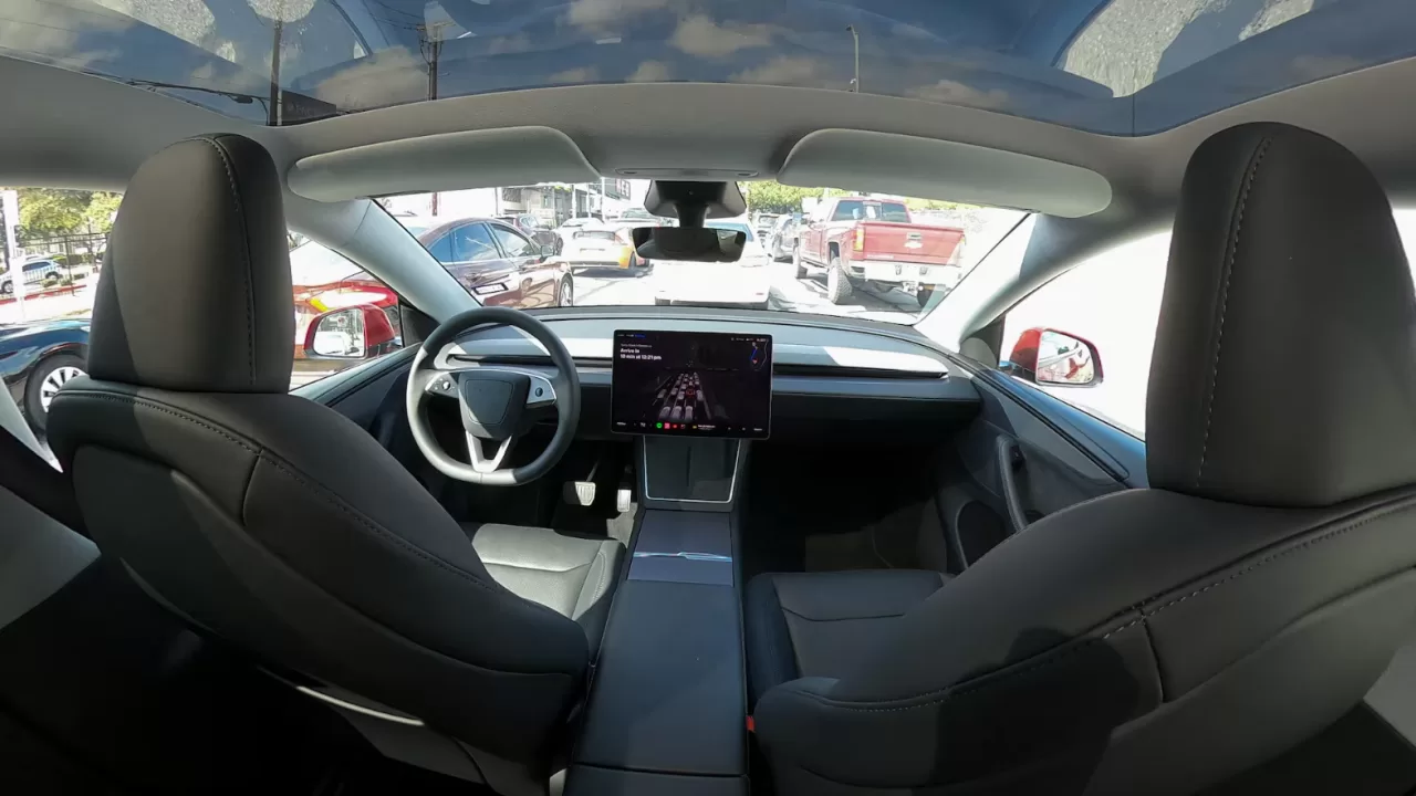 Роботакси Tesla движутся в потоке транспорта в Остине / Фото: REUTERS/Еван Гарсія