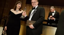 Павло Таланкін, лауреат премії «Оскар» у номінації «Найкращий повнометражний документальний фільм» за стрічку «Містер Ніхто проти Путіна», позує на балу Governors Ball після церемонії вручення премії «Оскар» на 98-й церемонії вручення премії Академії кіномистецтв у Голлівуді, Лос-Анджелес, Каліфорнія, США, 15 березня 2026 року Фото: REUTERS/Карлос Баррія
