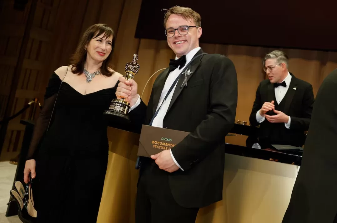 Павло Таланкін, лауреат премії «Оскар» у номінації «Найкращий повнометражний документальний фільм» за стрічку «Містер Ніхто проти Путіна», позує на балу Governors Ball після церемонії вручення премії «Оскар» на 98-й церемонії вручення премії Академії кіномистецтв у Голлівуді, Лос-Анджелес, Каліфорнія, США, 15 березня 2026 року Фото: REUTERS/Карлос Баррія