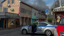 29 квітня російські поліцейські оточують територію, з якої піднімається дим після недавнього нападу дронів на нафтопереробний завод у місті Туапсе, Краснодарський край, Росія / Фото Sputnik