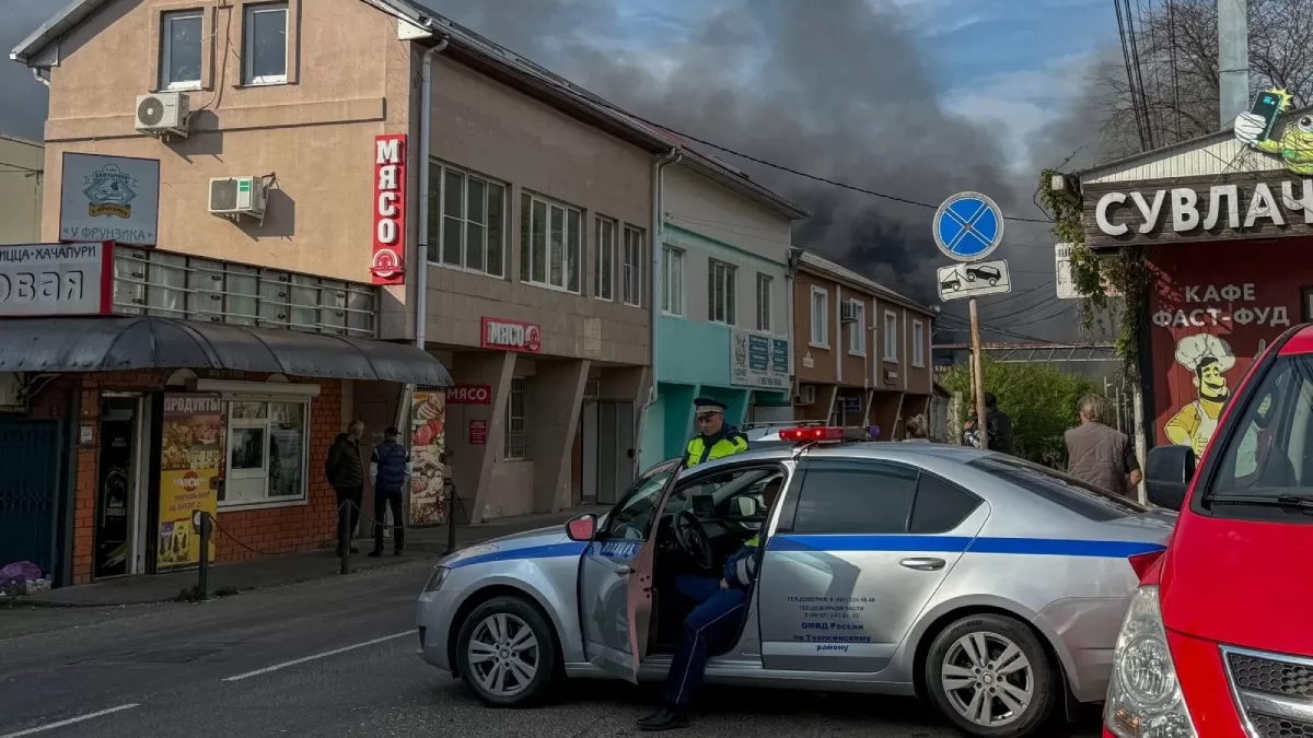29 квітня російські поліцейські оточують територію, з якої піднімається дим після недавнього нападу дронів на нафтопереробний завод у місті Туапсе, Краснодарський край, Росія / Фото Sputnik