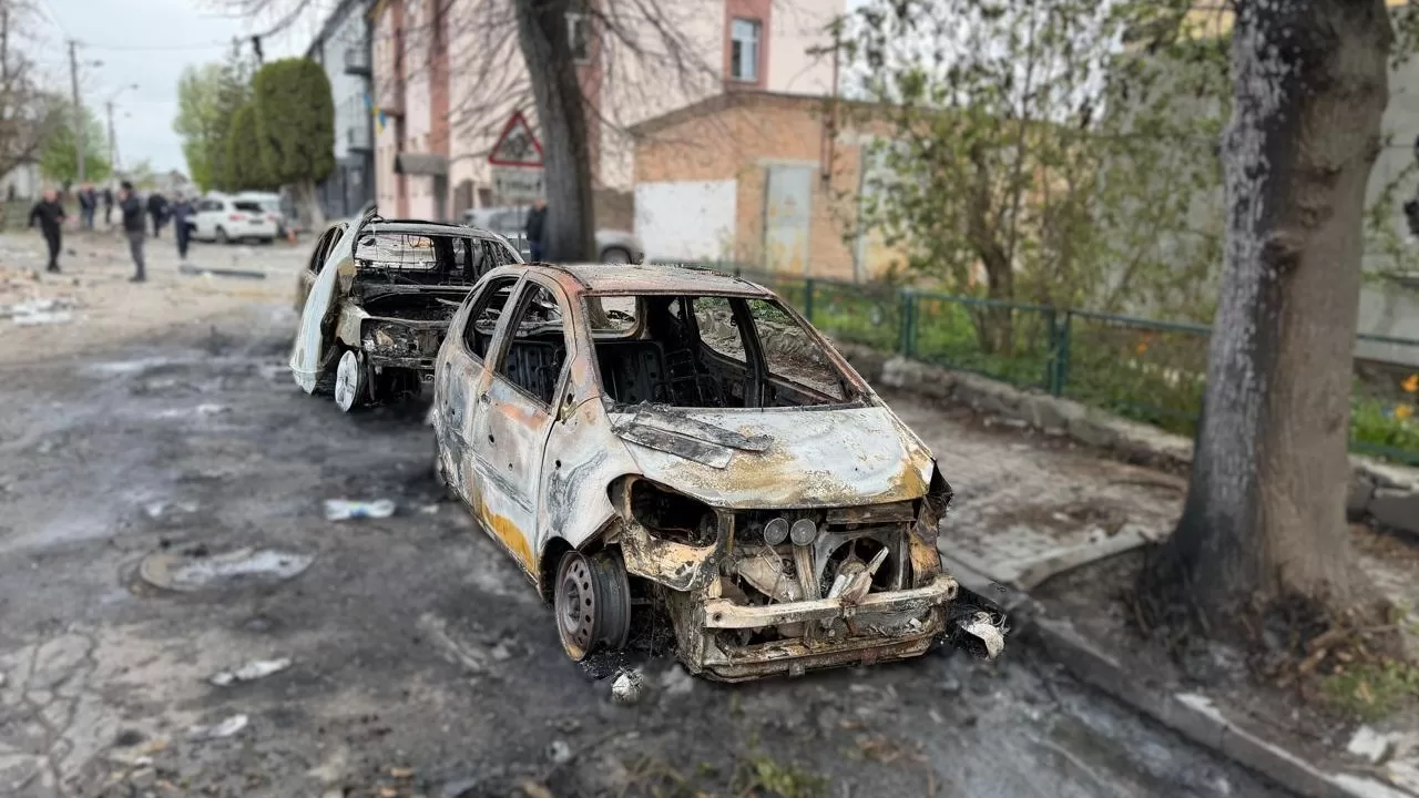Уничтоженые обстрелом автомобили в Ровенской области / Фото: Ровенская ОВА