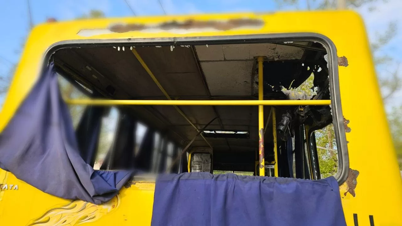 Атака дрона на маршрутку в Херсоні: загинули двоє людей / Фото Херсонська ОВА
