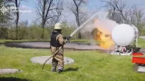 Ліквідація пожежі після удару по АЗС у Салтівському районі Харкова / Фото ДСНС