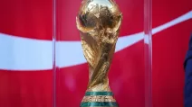 Кубок чемпіонату світу ФІФА демонструється під час відкриття туру з кубком у Ванкувері в п’ятницю, 10 квітня 2026 року / Фото AP