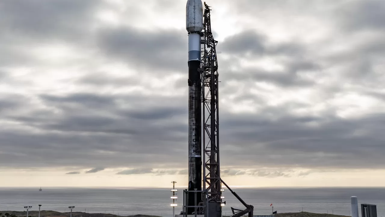 Falcon 9 стоит вертикально на стартовой площадке 4E в Калифорнии накануне запуска миссии CAS500-2 / Фото: SpaceX