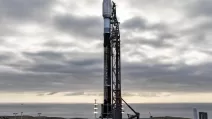 Falcon 9 стоит вертикально на стартовой площадке 4E в Калифорнии накануне запуска миссии CAS500-2 / Фото: SpaceX