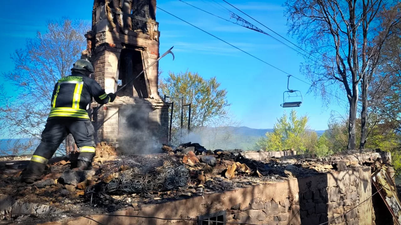 Рятувальники на місці пожежі у готелі на Закарпатті / Фото: ДСНС