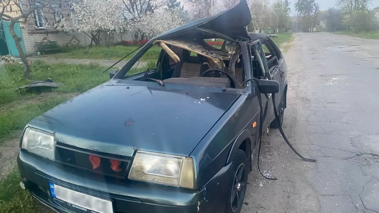 Пошкоджена дроном автівка на Харківщині / Фото: Вячеслав Задоренко