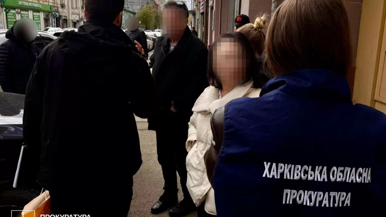 Задержание сотрудницы исполнительной службы / Фото: Харьковская областная прокуратура