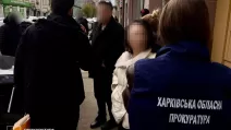 Задержание сотрудницы исполнительной службы / Фото: Харьковская областная прокуратура