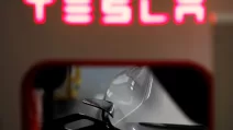 Автівка Tesla в салоні / Фото: Reuters
