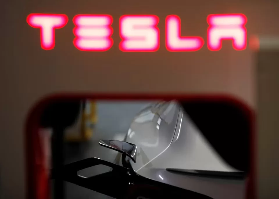 Автівка Tesla в салоні / Фото: Reuters