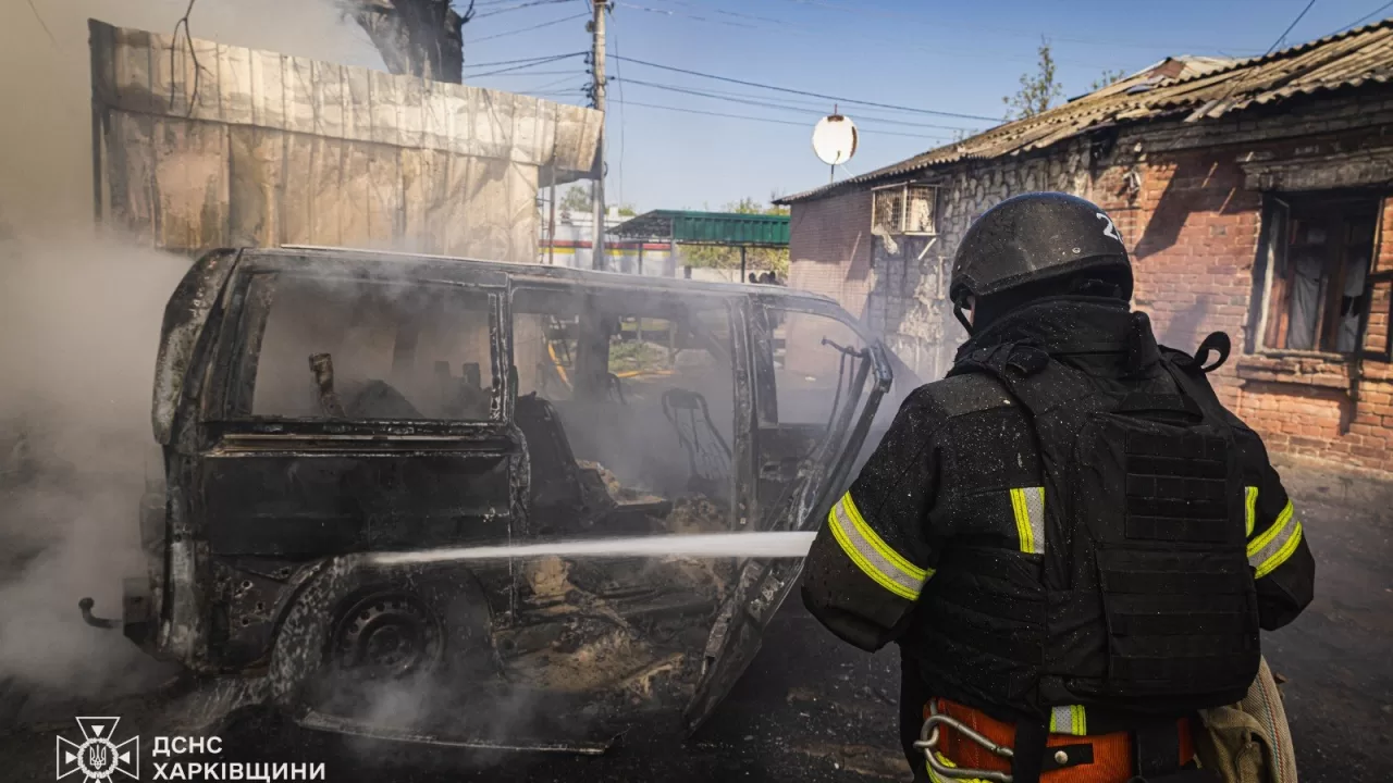 Рятувальники на місці удару РФ по Харкову 7 травня / Фото: ДСНС
