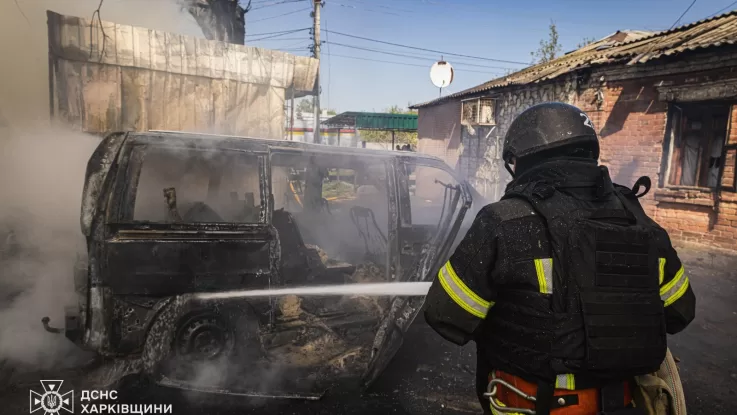 Рятувальники на місці удару РФ по Харкову 7 травня / Фото: ДСНС