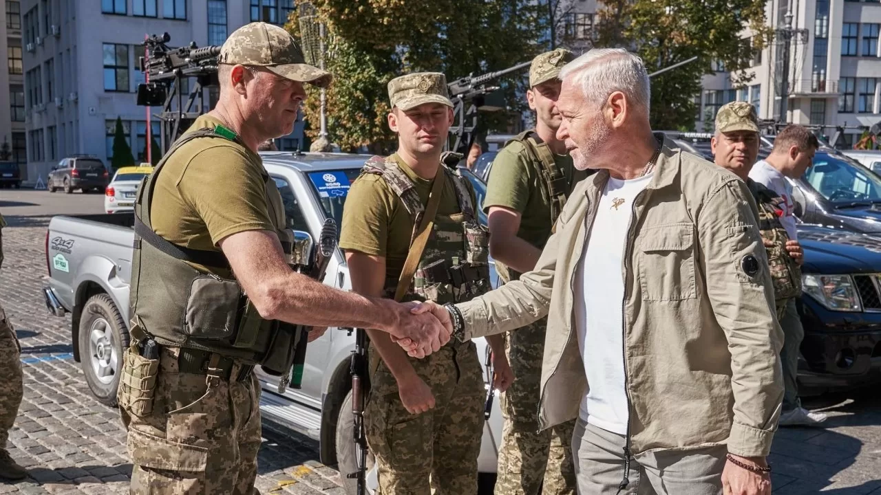 Мер Харкова Ігор Терехов з військовими на майдані Свободи у Харкові / Фото: Харківська міськрада