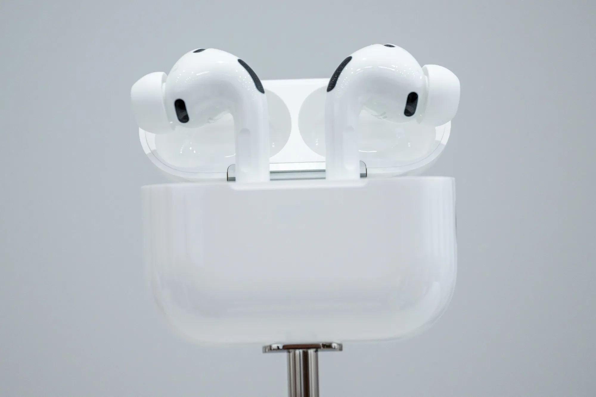 Apple готовит AirPods с камерами, чтобы встроенный ИИ «видел