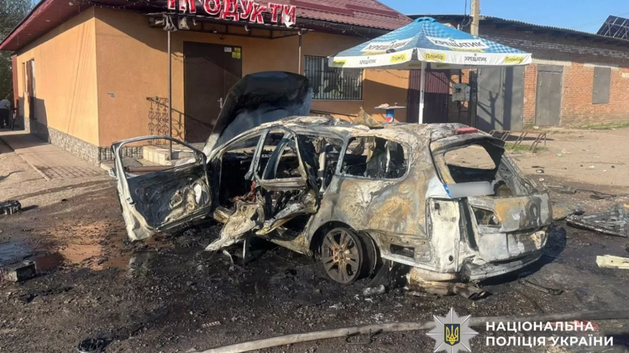 Уничтоженный в результате удара РФ автомобиль на Сумщине / Фото: Нацполиция