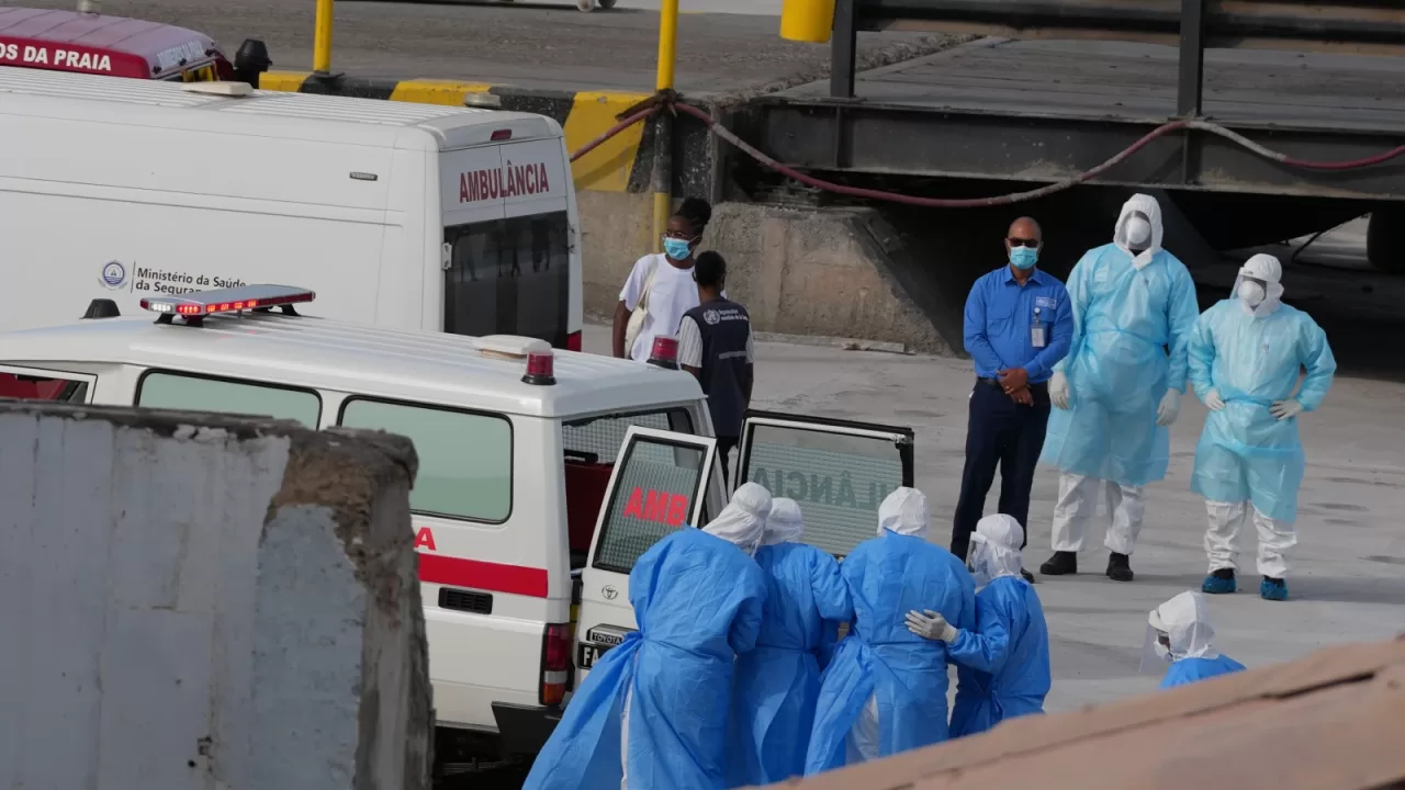 Эвакуация пациентов с круизного лайнера MV Hondius в порту города Прая (Кабо-Верде) / Фото: AP