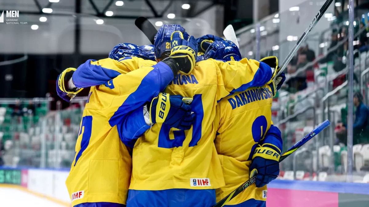 Сборная Украины завершила свои выступления на чемпионате мира в Польше на мажорной ноте, одолев Японию / Фото Федерация хоккея Украины