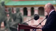 Владимир Путин во время выступления на параде 9 мая в Москве / Скриншот