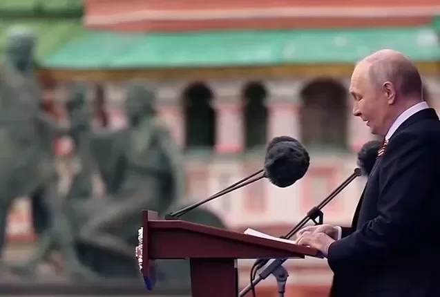 Владимир Путин во время выступления на параде 9 мая в Москве / Скриншот